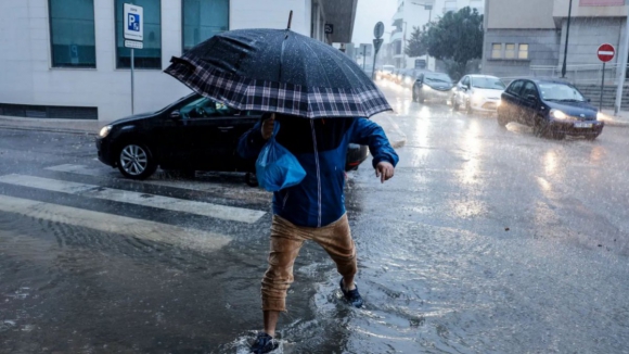 Chuva forte deixa distritos sob aviso laranja no domingo