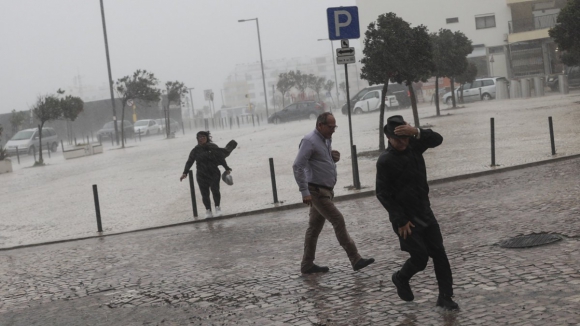 Chuvas fortes colocam Porto sob aviso laranja