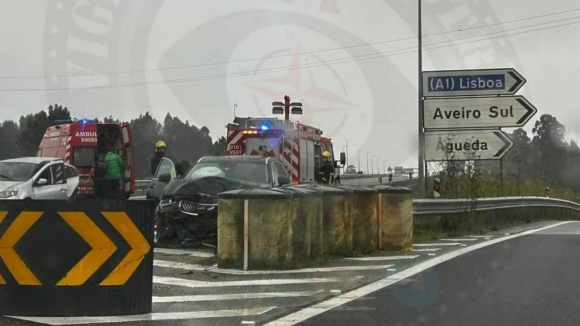 Quatro feridos após colisão em Aveiro. A17 encerrada no sentido norte-sul