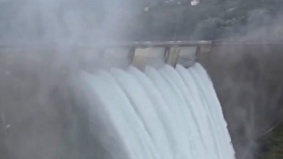 As imagens da descarga na Barragem da Caniçada devido às chuvas