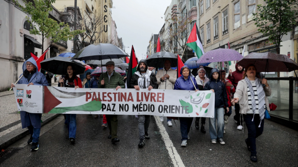 Centenas gritam no Porto que a "Palestina vencerá" desafiando a chuva