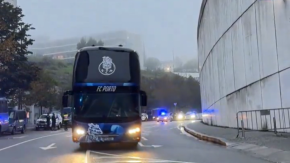 FC Porto: As imagens da chegada do autocarro dos azuis e brancos ao Estádio do Dragão