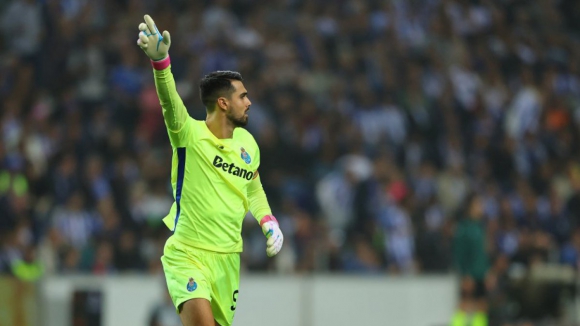 FC Porto: Guarda-redes entram em campo para aquecer no relvado do Estádio do Dragão