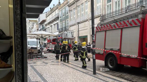 Incêndio deflagrou em conduta de restaurante na Rua de Santa Catarina