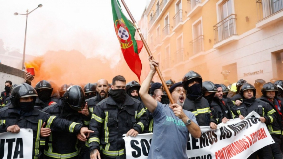 Bombeiros profissionais exigem resposta do Governo às reivindicações até ao final do mês