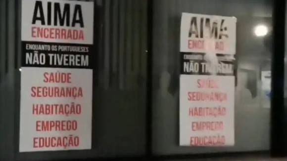 PSP tem dois vídeos e uma testemunha dos atos de vandalismo na loja da AIMA no Porto