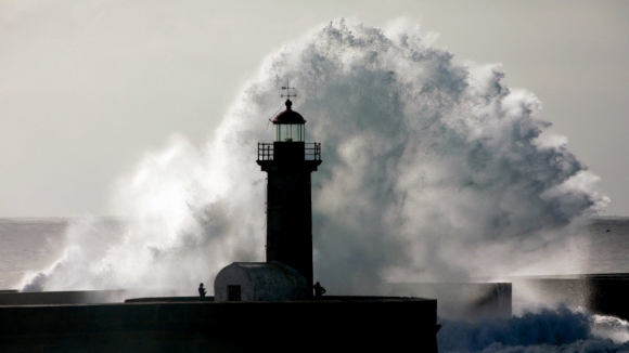 Tempestade Kirk coloca Norte em aviso laranja. Rajadas de vento podem ultrapassar 100 km/h