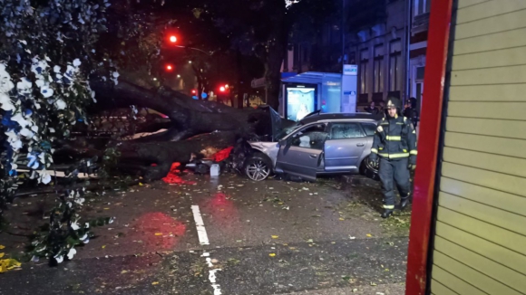 Carro embate em árvore no Bonfim momentos após ter caído