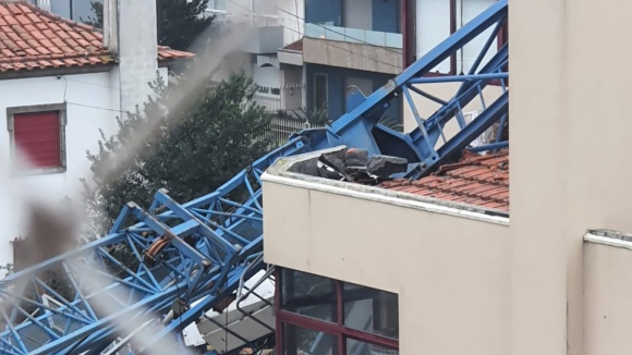 Quatro pessoas desalojadas com queda de grua em Gaia