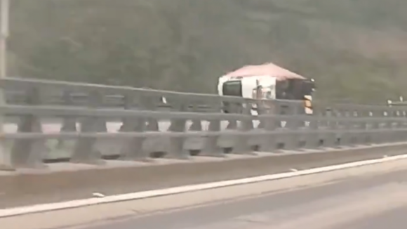 As imagens do camião que foi derrubado pelo vento forte no viaduto da A24