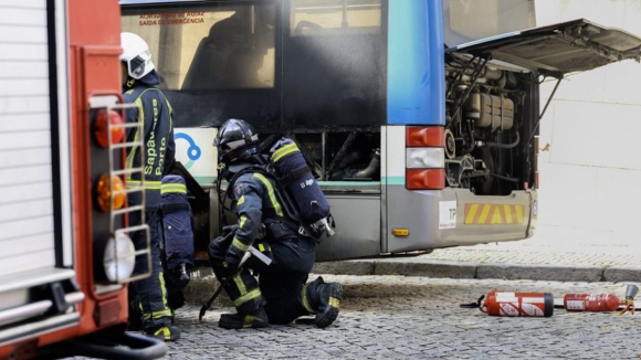 Chamas em autocarro da STCP obrigam a evacuação