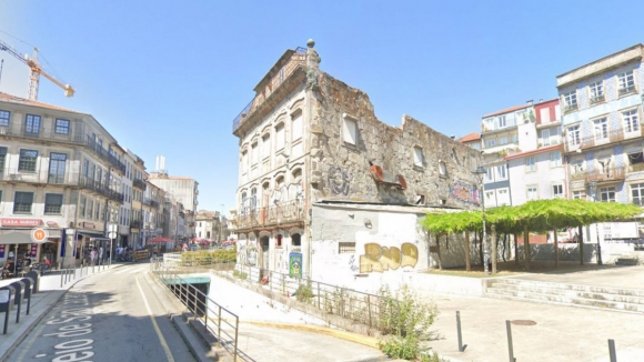 Encerrado parque de estacionamento no centro do Porto por perigo de derrocada de prédio