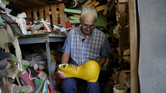 José Leite é “o único do país a fazer sapatos gigantes”