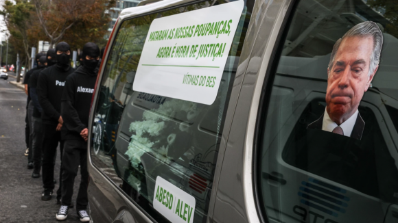 Lesados do BES usam carro funerário em protesto no arranque do julgamento da queda do Grupo Espírito Santo