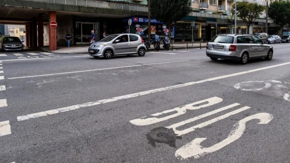 Faixas BUS transformaram-se em parques de estacionamento no Porto, aponta Moreira