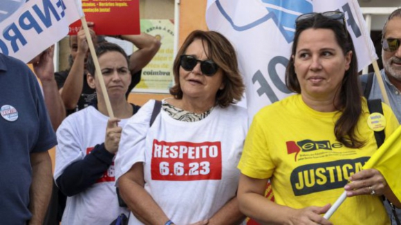 Centenas de professores manifestam-se para exigir ajudas para todos os colocados longe de casa