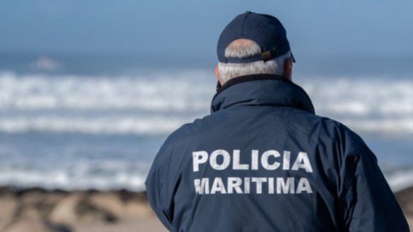 Homem de 29 anos e dois jovens resgatados do mar na praia dos Marretas em Ovar