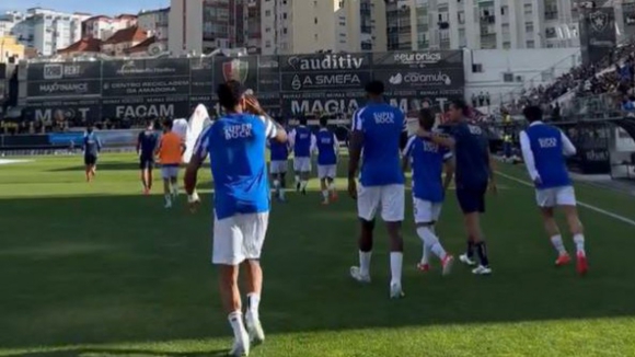 FC Porto: Jogadores pisam o relvado para o aquecimento