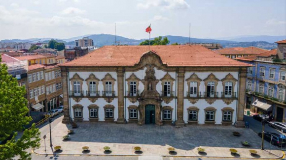 Câmara e Biblioteca Municipal de Braga vandalizadas com pichagem sobre morte na Amadora