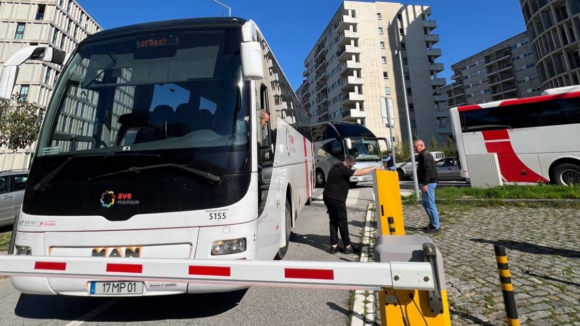 Terminal da Asprela passa a ter acesso pago. Autocarros acumulam-se na rua sem alternativa gratuita