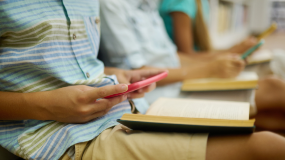 Peti&ccedil;&atilde;o com mais de 23 mil subscritores quer proibir uso de telem&oacute;vel na escola