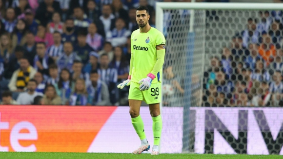 FC Porto: Guarda-redes entram em campo para aquecer no relvado do Estádio do Dragão