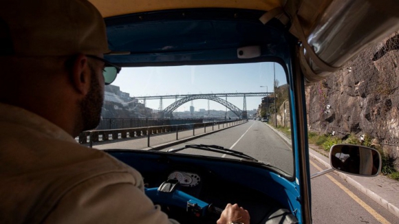 Câmara do Porto cancela reunião sobre autocarros turísticos com associação do setor