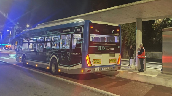 Já há autocarros a circular na via do metrobus