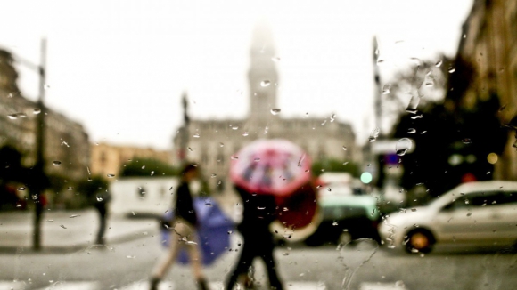 Feriado molhado, feriado abençoado. Chuva forte e trovoada regressam ao Porto