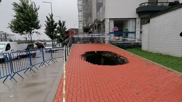 Quase quatro meses depois, buraco gigante na Trofa ainda não foi reparado