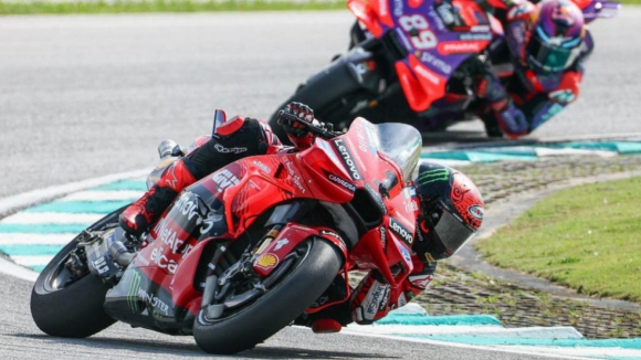 Francesco Bagnaia vence GP da Malásia de MotoGP e adia atribuição do título