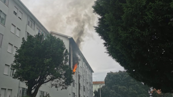 Ex-companheiro pega fogo a apartamento em Aldoar. Vítima salta do 3º andar