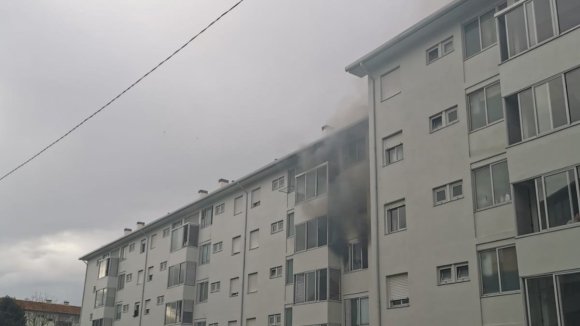 Atualização. Incêndio em apartamento em Aldoar faz quatro desalojados