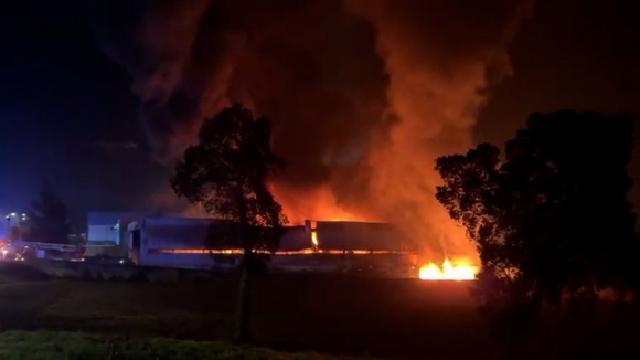 Incêndio consome duas fábricas em Valongo pela madrugada dentro