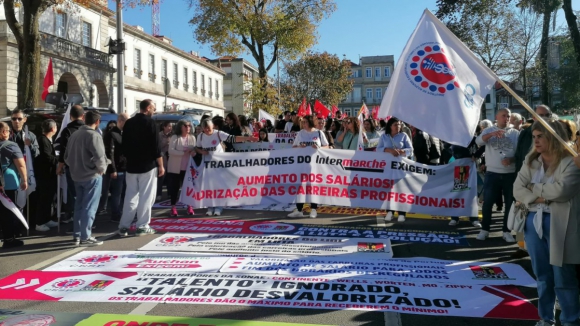 Trabalhadores saem à rua no Porto e batem pé por aumentos salariais