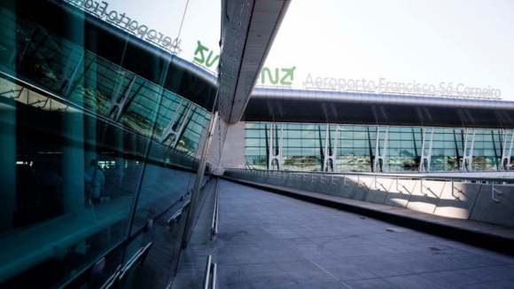 Avião aterra de emergência no Aeroporto do Porto