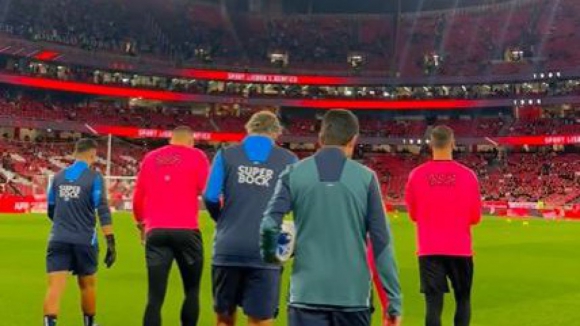 FC Porto: Guarda-redes portistas já aquecem no relvado do Estádio da Luz