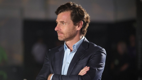 FC Porto: André Villas-Boas visita a Casa FC Porto de Luanda