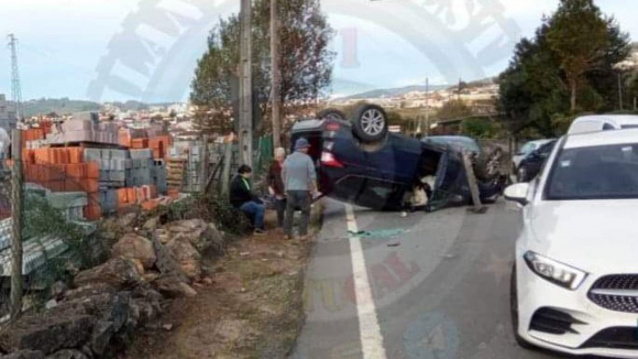 Carro capota junto à ‘Casa do Diabo’ em Felgueiras