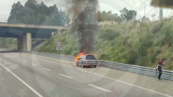 Carro a arder na A1 em Santa Maria da Feira