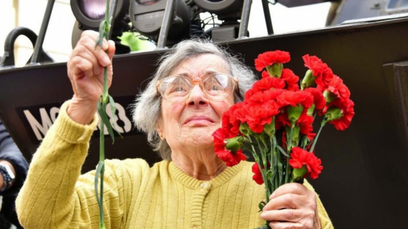 Morreu Celeste Caeiro, a mulher que tornou o cravo no símbolo do 25 de Abril de 1974