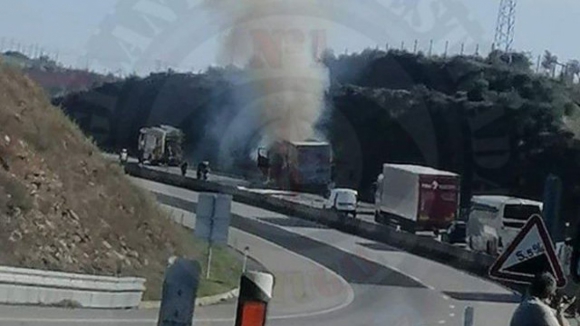 Camião em chamas corta A4 em Mirandela