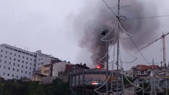 Restaurante consumido pela chamas no Porto faz dois feridos