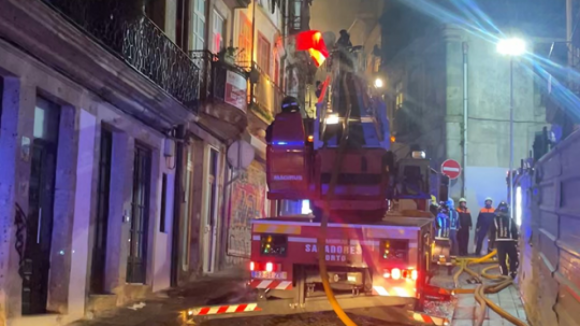 Incêndio em pensão no Porto dado como extinto