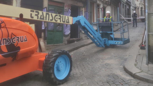 Plataforma elevatória já retira destroços no edifício que ardeu no centro do Porto