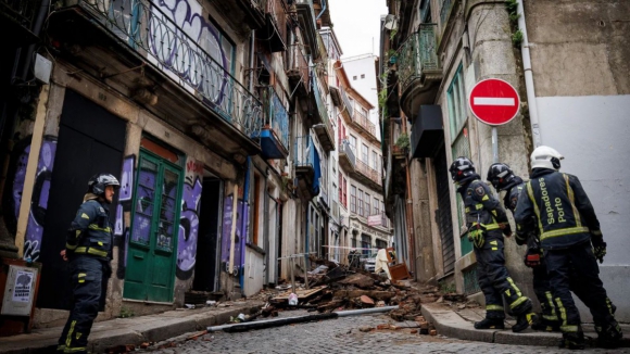 Retomadas buscas por desaparecidos no incêndio em pensão no Porto 