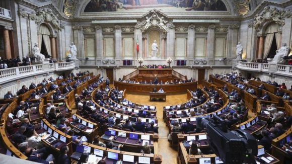 Parlamento comemora esta segunda-feira 49 anos do 25 de Novembro com críticas da esquerda