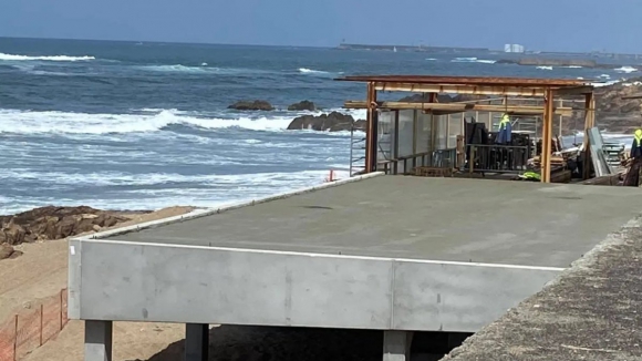 Demolição de estrutura na praia do ourigo volta a ser adiada devido ao mau tempo