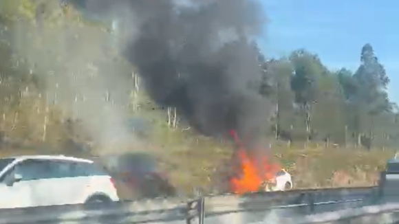 Carro consumido pelas chamas na A4 em Valongo