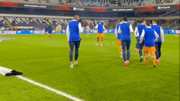 FC Porto: Jogadores pisam o relvado para o aquecimento